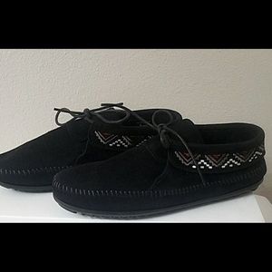 Minnetonka moccasins black suede embroidered print laced size 7.5 women’s.